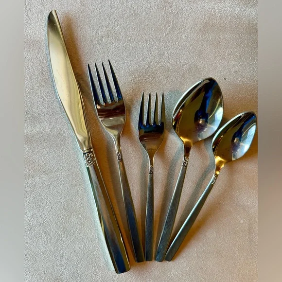 Oneida Ltd. 1881 Rogers Vintage “Melissa” Stainless Flatware 70 Pc.Used Retired - Picture 4 of 15